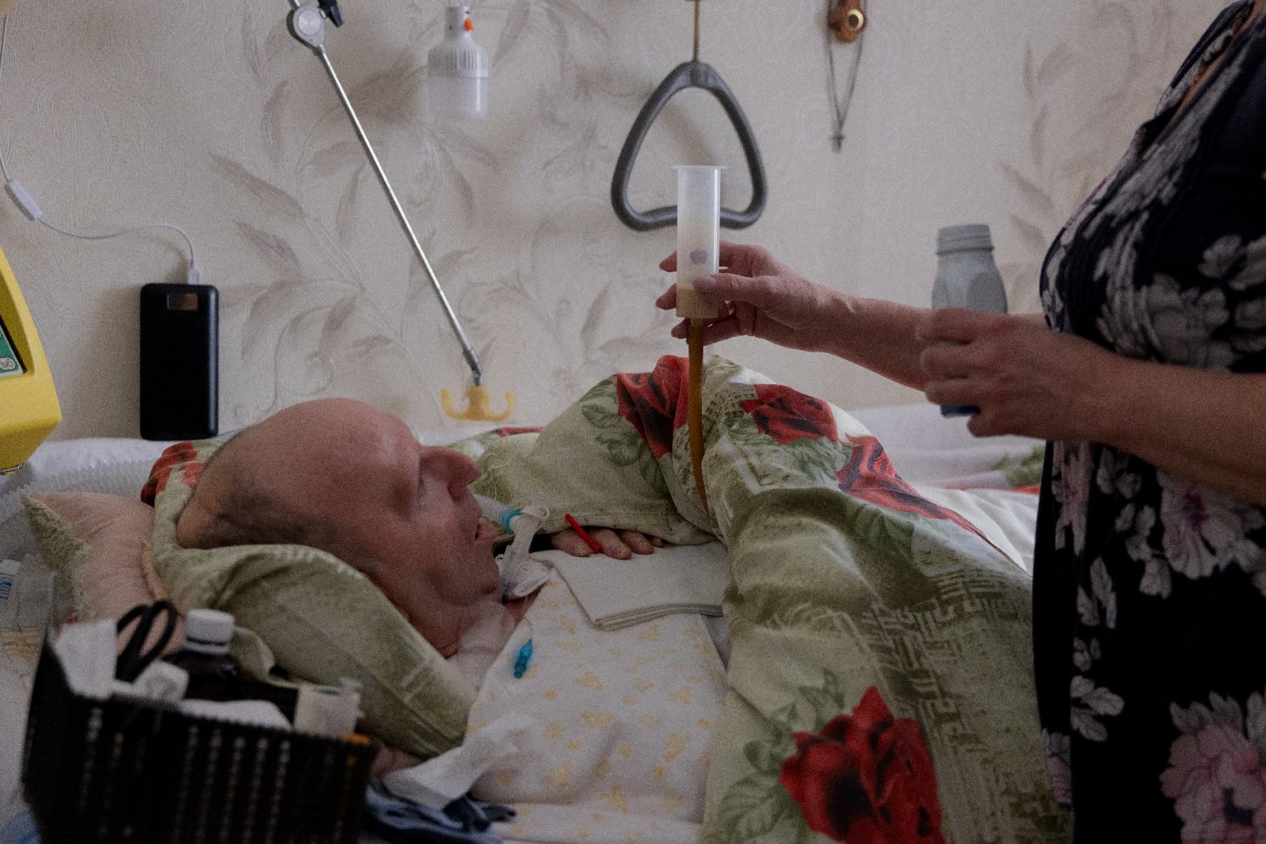 Ukraine : Une épouse dévouée défie les coupures électriques