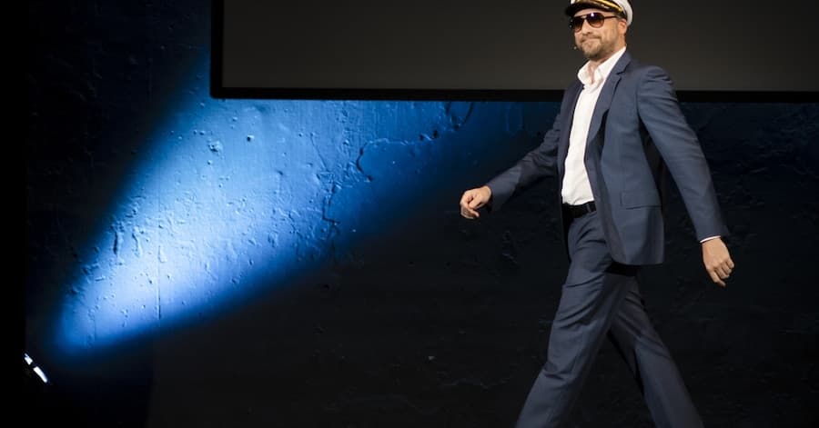 Thomas Croisière revisite la comédie française à Braine-l'Alleud