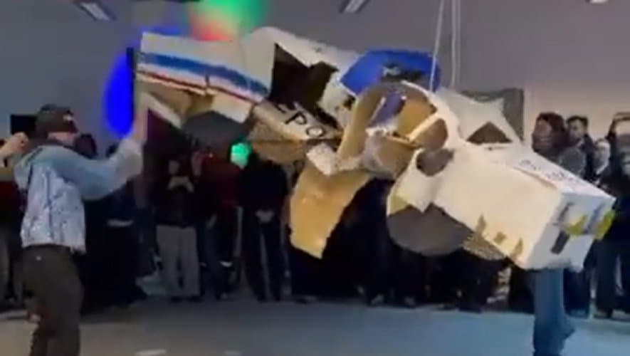 France : Des étudiants détruisent une sculpture de police