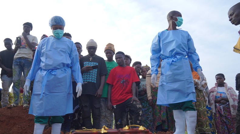 Ebola en RDC : plus de 2 500 morts, la riposte s’organise malgré les défis